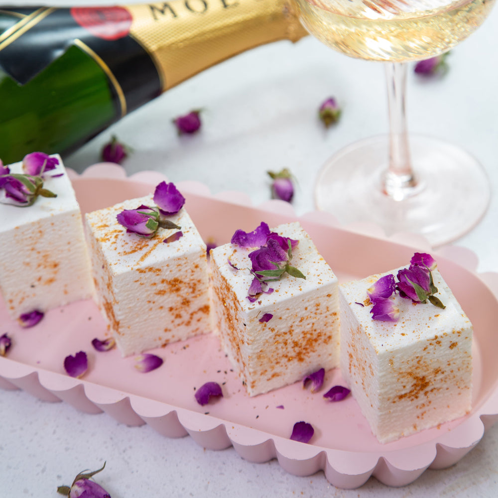 Champagne Gold marshmallow in Cloud Theory packaging – luxurious gourmet gift idea.