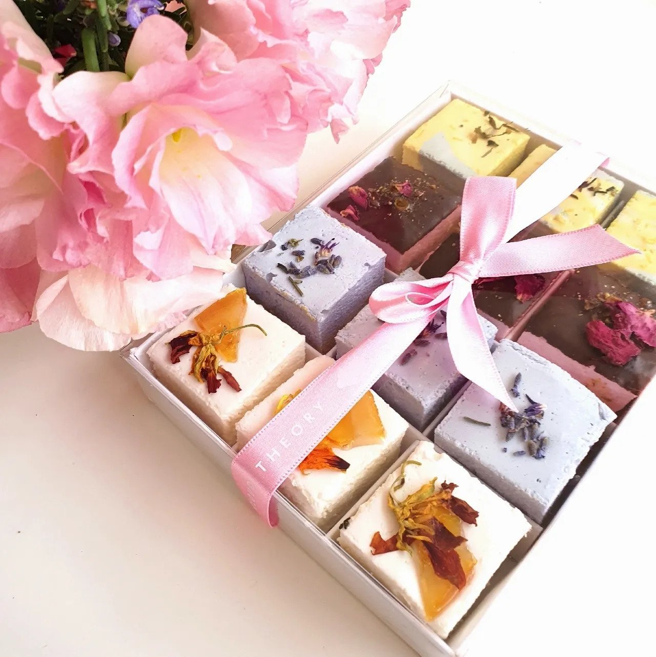 A Bouquet of Floral-Inspired Marshmallows for Mum!